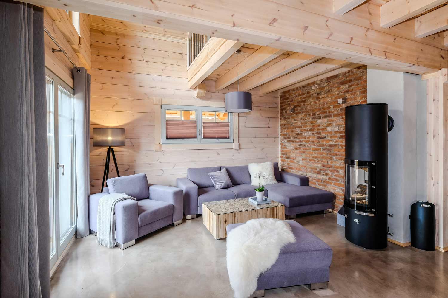 Lodge Einklang – Wohnbereich mit Kaminofen