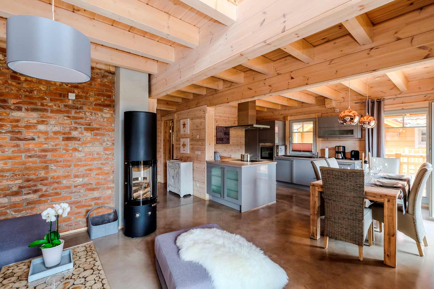 Lodge Einklang – Wohnbereich mit Kaminofen