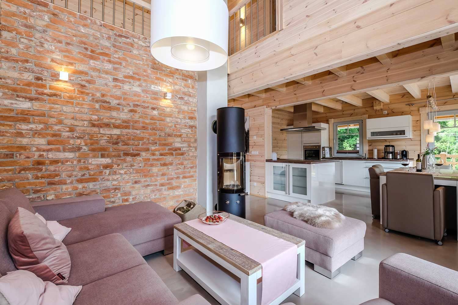 Lodge Blickfang – Wohnbereich mit Kaminofen