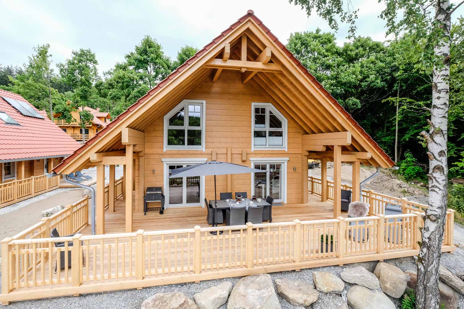 Lodge mit Panoramaterrasse im Sommer