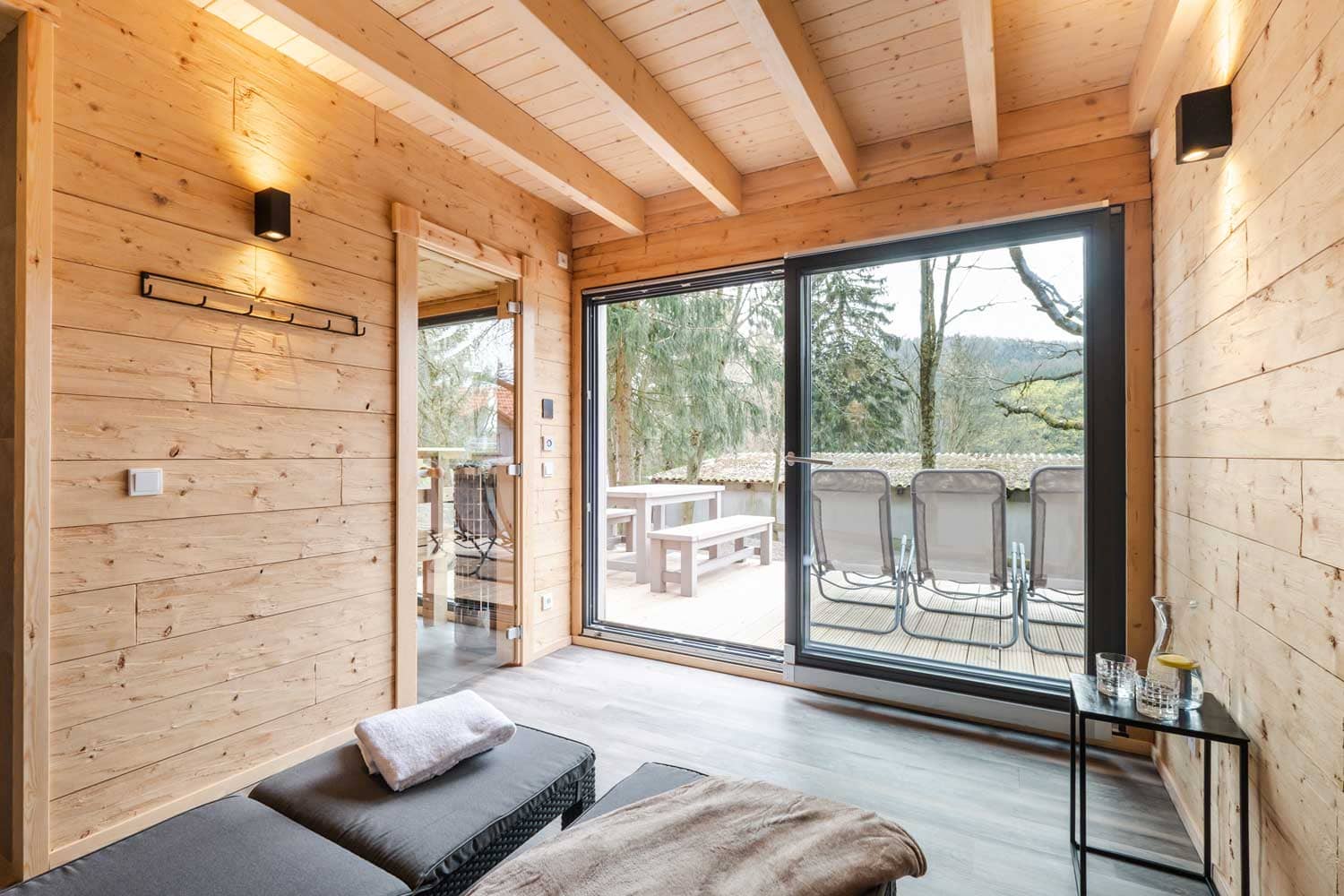 Lounge mit Glasfront im Chalet Wellness