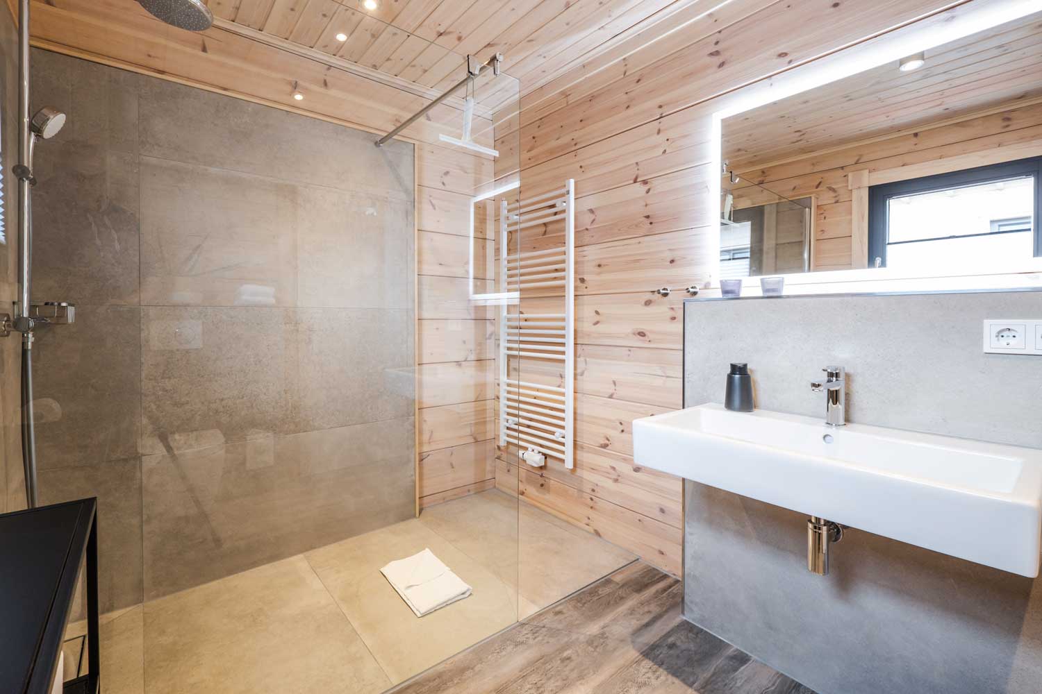Bad mit Regendusche im Chalet
