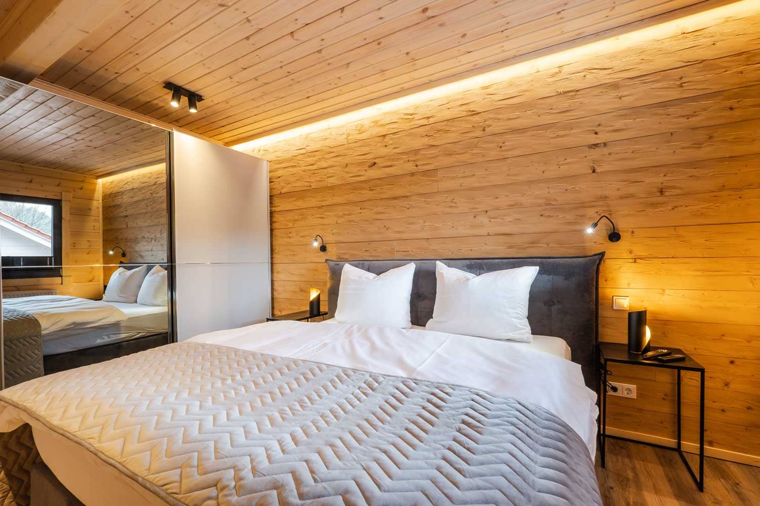 Schlafzimmer mit Boxspringbett im Chalet