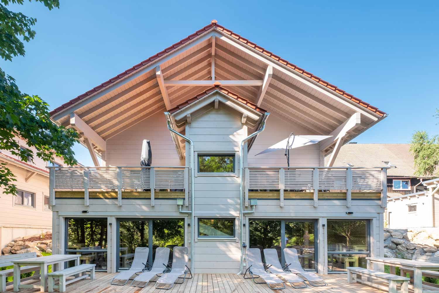 Chalets Wellness mit Glasfront und Saunaterrasse
