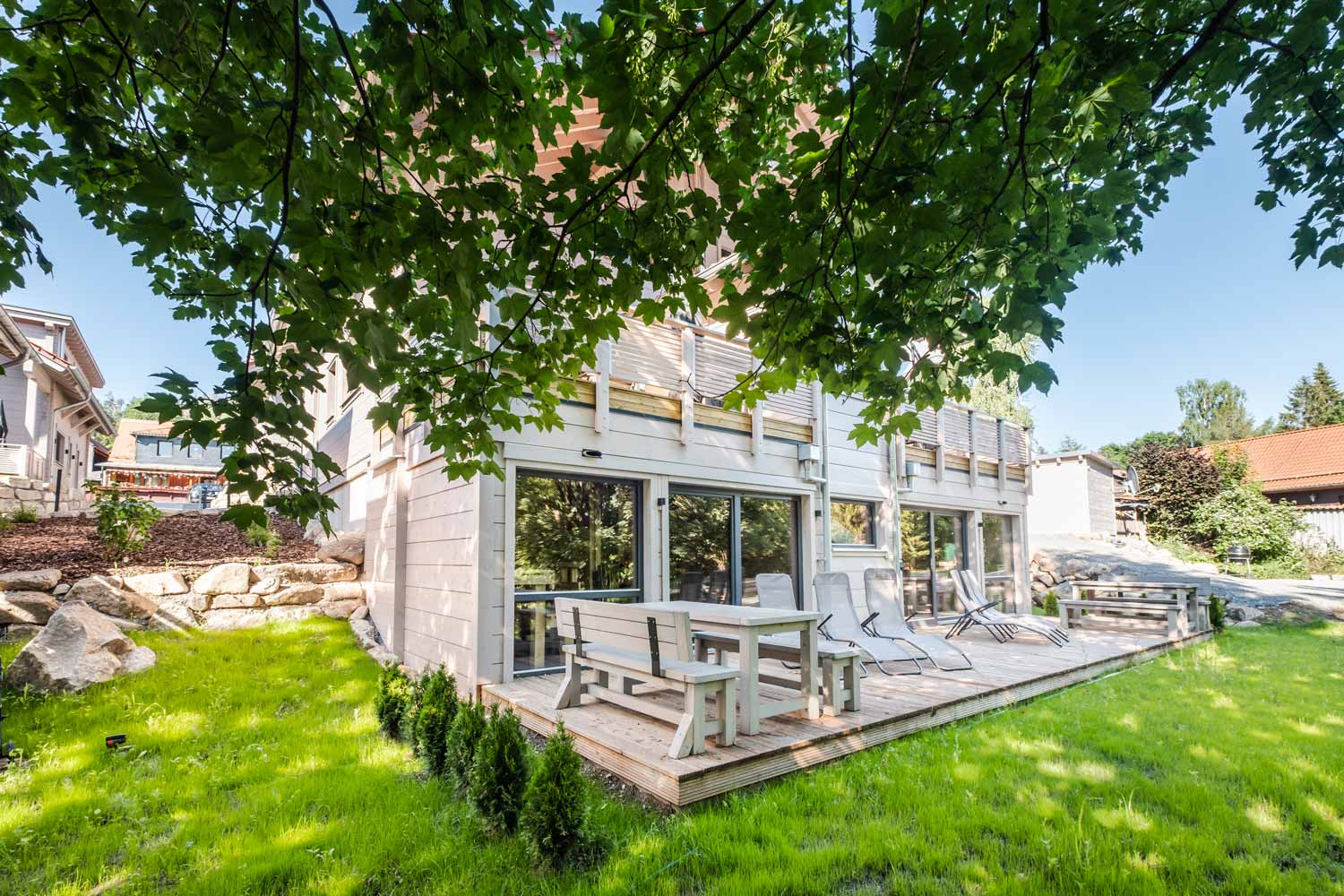 Garten und Terrasse der BergwaldChalets im Sommer