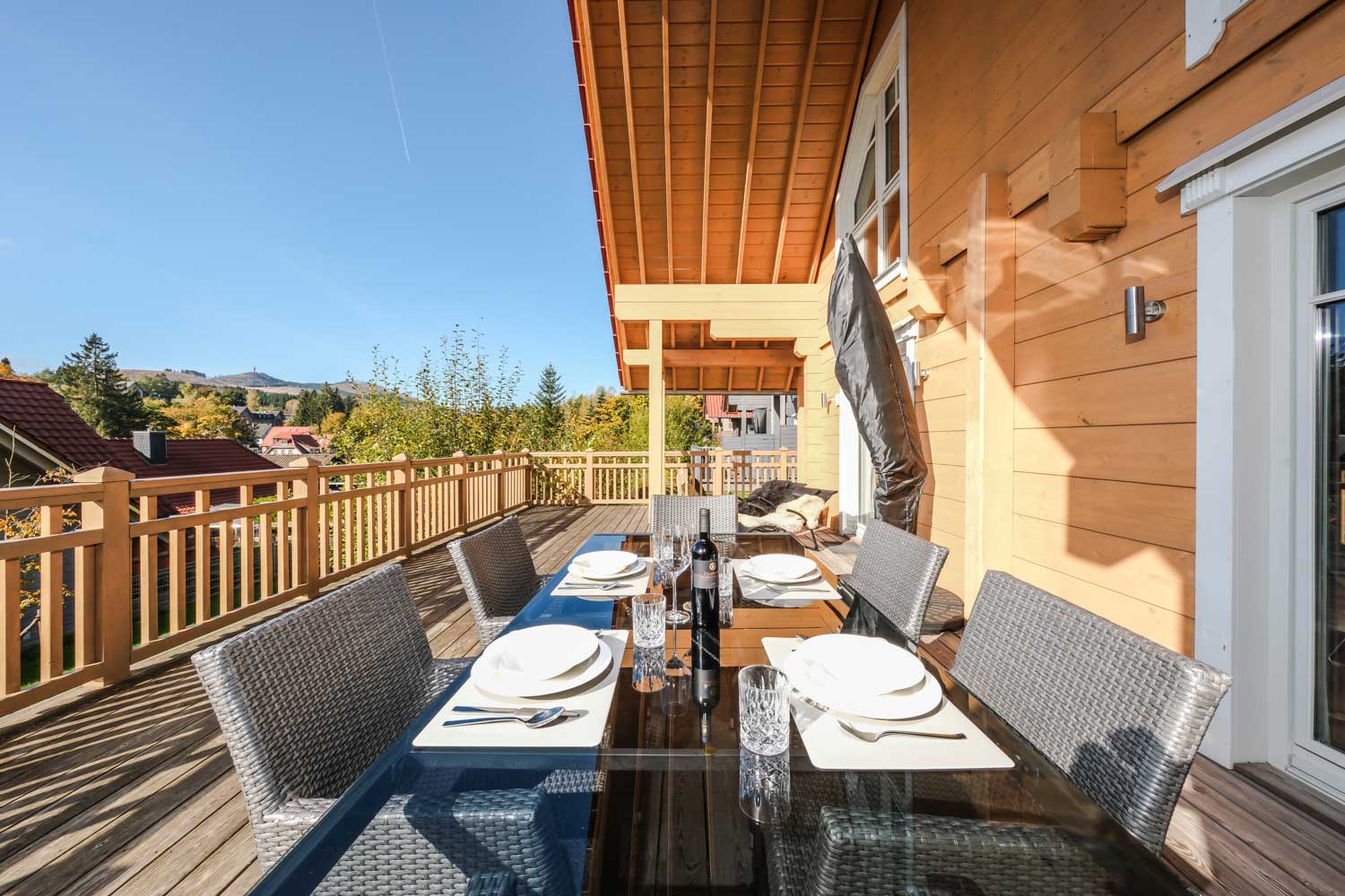 Gedeckter Tisch auf der Panoramaterrasse der Lodge Einklang